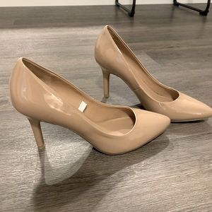 Nude pumps